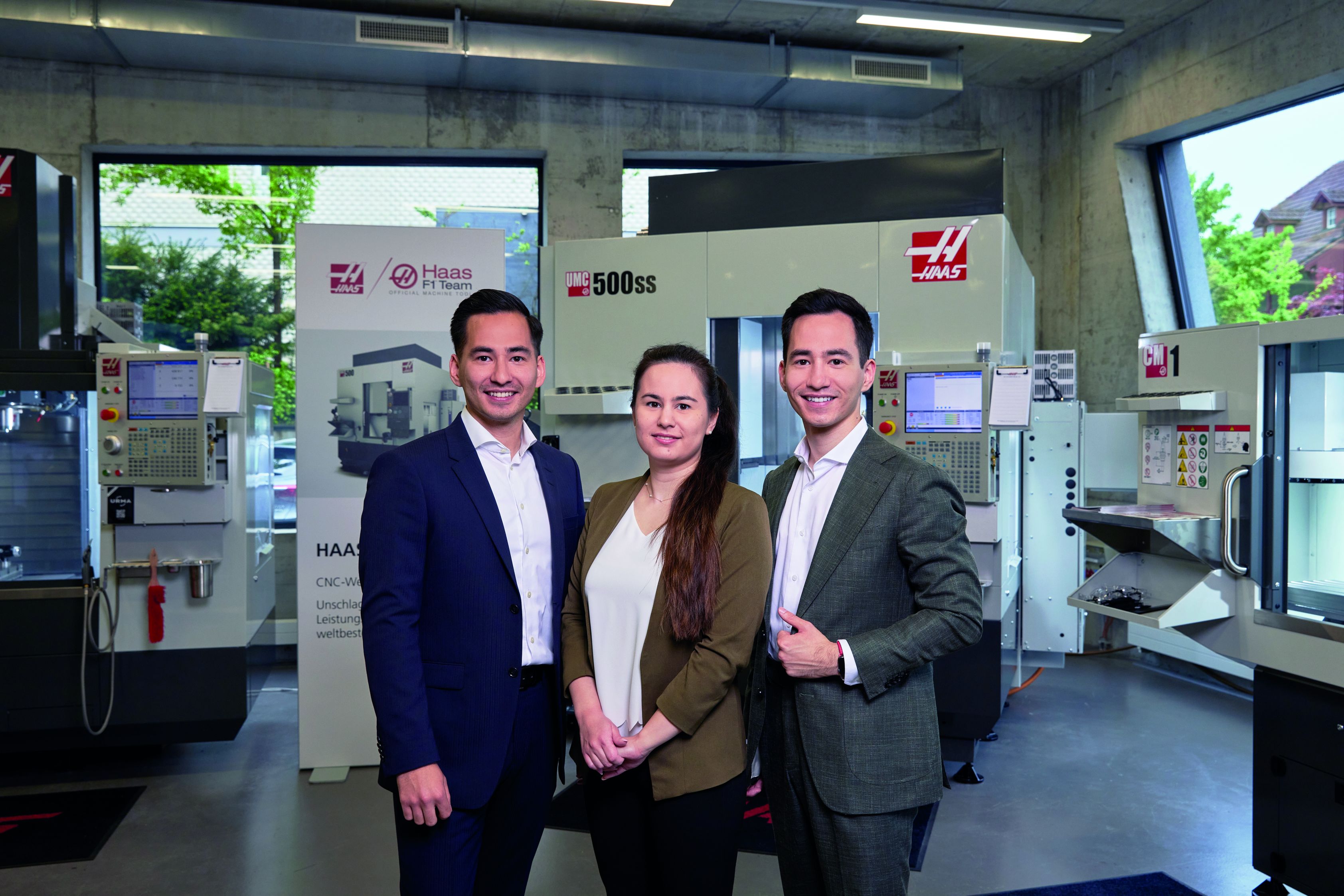 Oliver, Jessica und Yannick Berner im Maschinen Showroom in Rupperswil vor einer CNC Werkzeugmaschine von Haas Automation