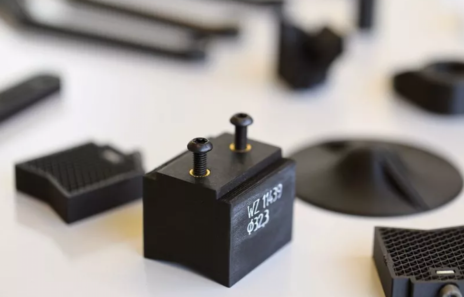 Bauteile, die ohne Nachbearbeitung im 50µ-Toleranzfeld aus dem Markforged-Drucker kommen und dank Fasercompound (auch CFK-Endlosfasern) über ausgezeichnete Festigkeitswerte verfügen.