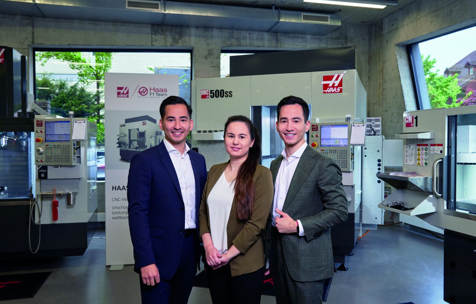 Oliver, Jessica und Yannick Berner im Maschinen Showroom in Rupperswil vor einer CNC Werkzeugmaschine von Haas Automation