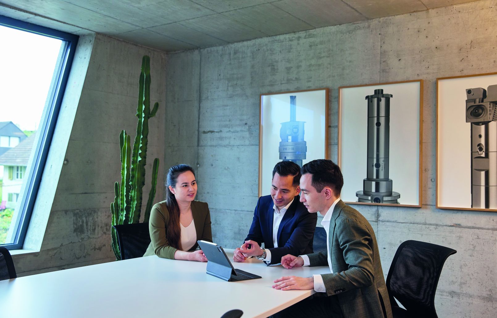 Oliver, Jessica und Yannick Berner im Maschinen Showroom in Rupperswil vor einer CNC Werkzeugmaschine von Haas Automation