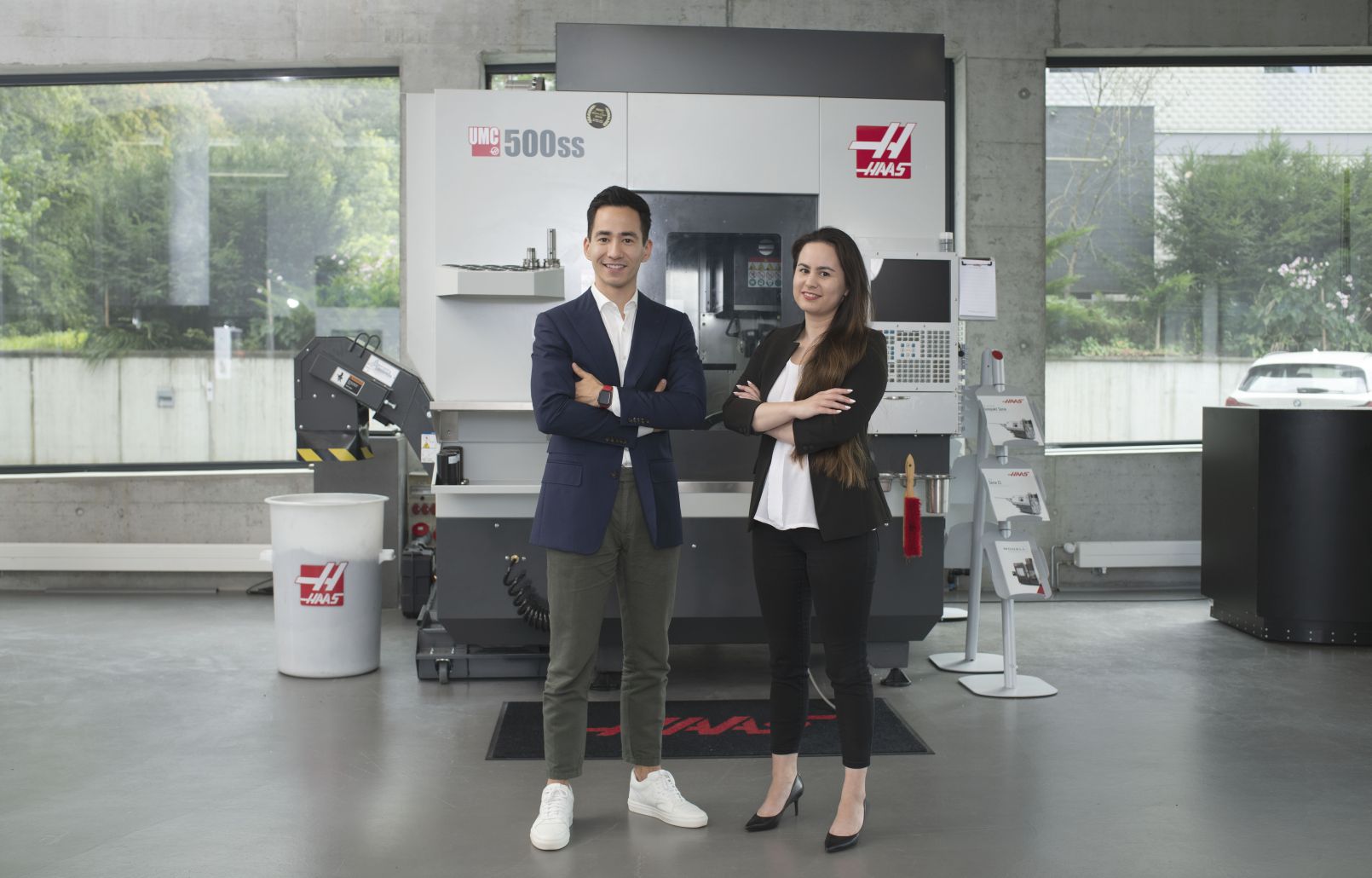 Yannick Berner und Jessica Berner im Showroom der Rupperswiler URMA AG